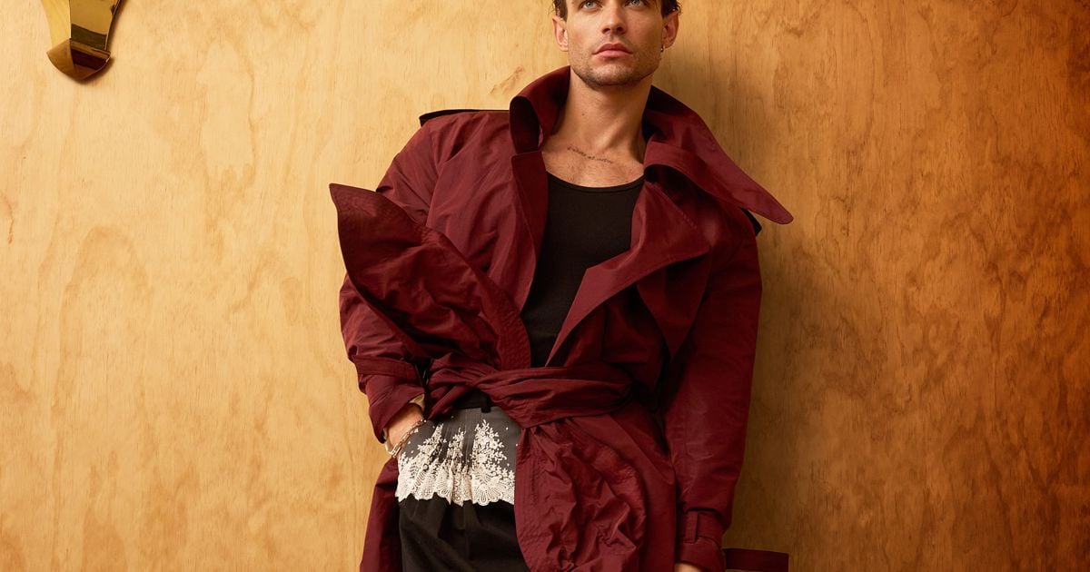 Thomas Doherty Robe Who Is Thomas Doherty? - FASHION Magazine