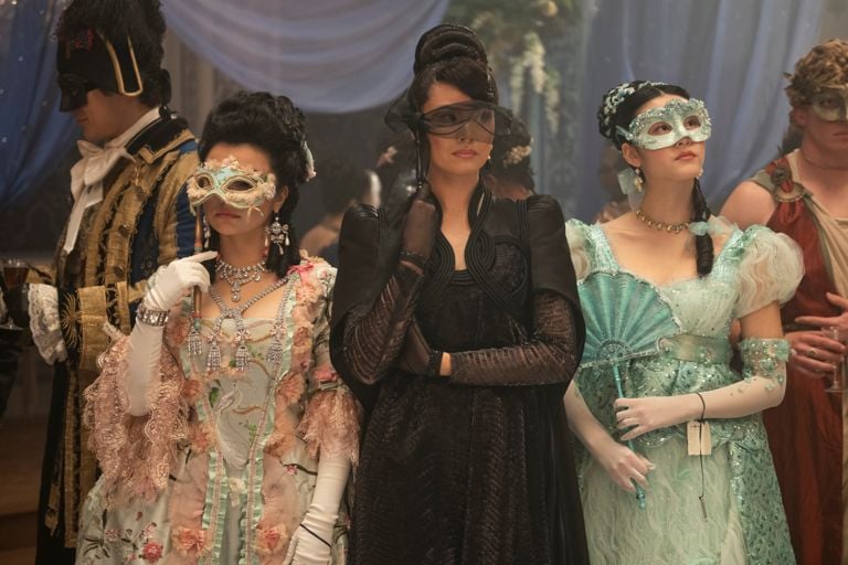 Michelle Mao as Rosamund Li, Katie Leung as Lady Araminta Gao, Isabella Wei as Posy Li in episode 401 of Bridgerton