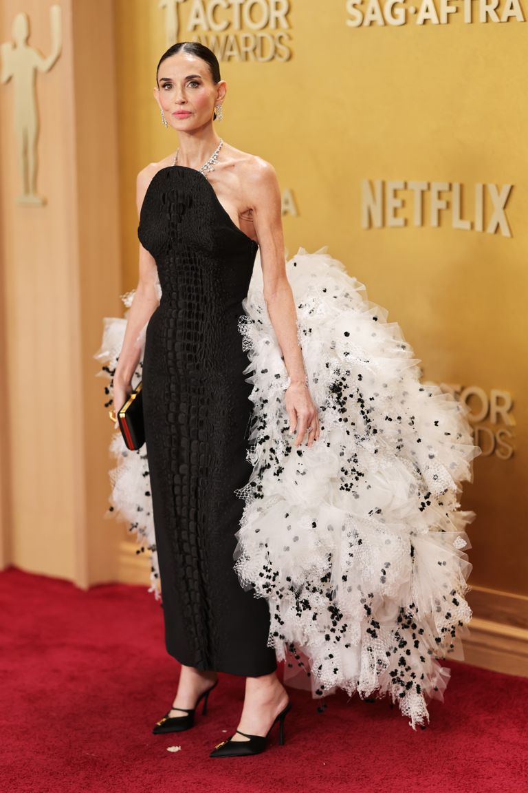 sag awards 2026, actor awards red carpet fashion: demi moore in schiaparelli