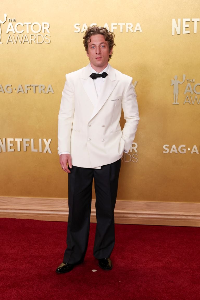 sag awards 2026, actor awards red carpet fashion: jeremy allen white in louis vuitton
