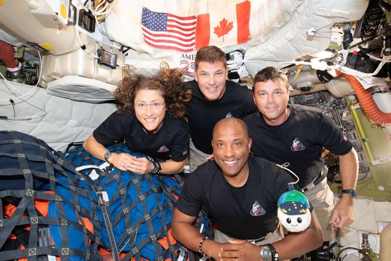 nasa artemis II wearing the Omega Speedmaster X-33