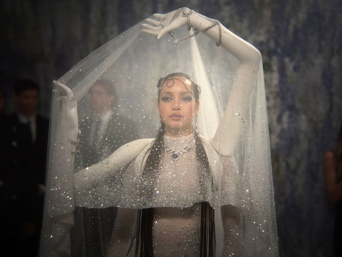 Lisa 2026 Met Gala look, featuring prosthetic hands.