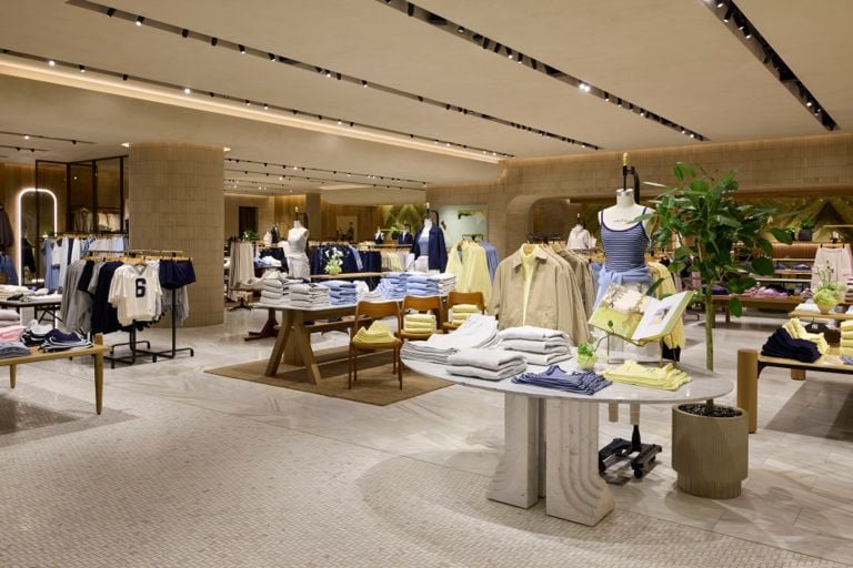 Aritzia toronto eaton centre