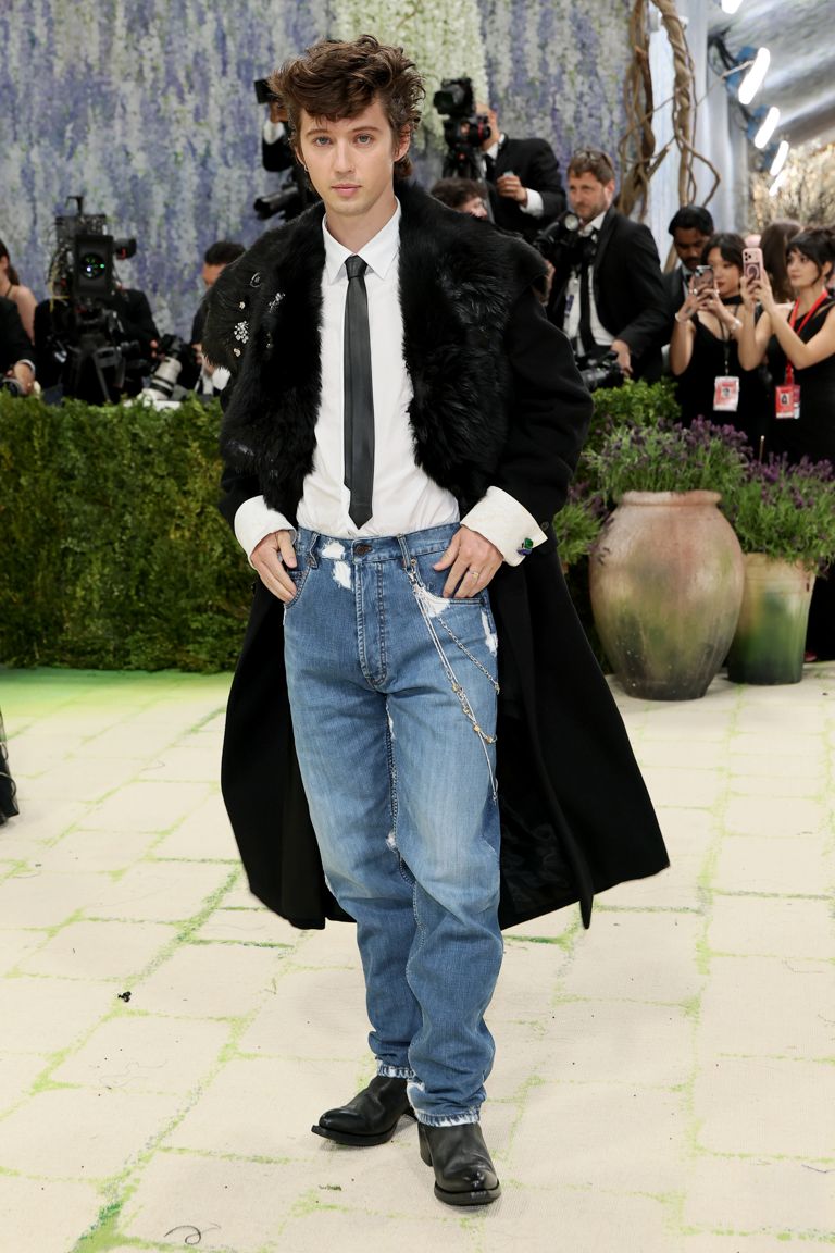 NEW YORK, NEW YORK - MAY 04: Troye Sivan attends the 2026 Met Gala celebrating "Costume Art" at the Metropolitan Museum of Art on May 04, 2026 in New York City. (Photo by Mike Coppola/Getty Images)