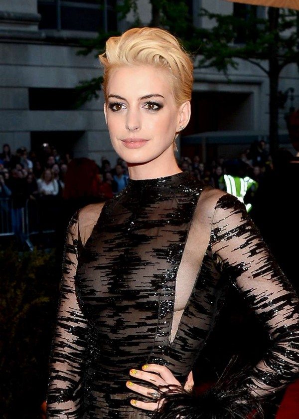 Anne Hathaway blonde hair