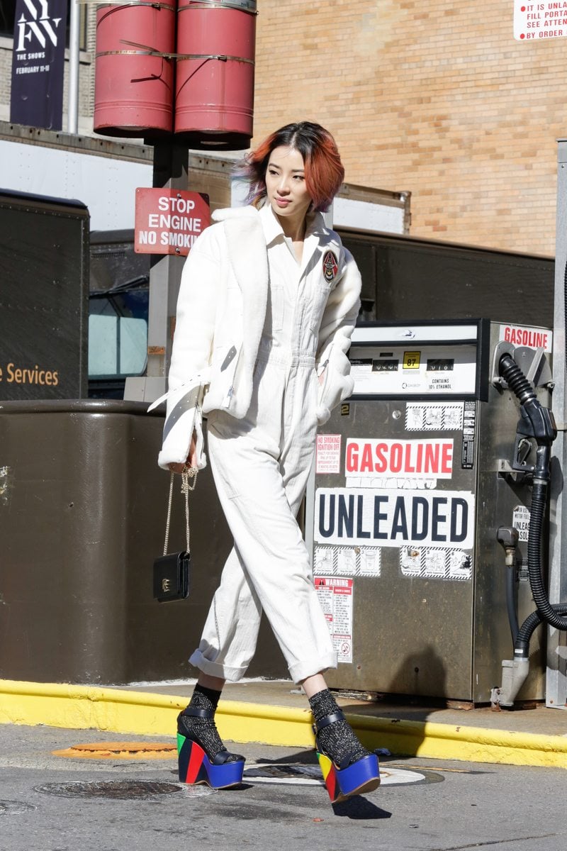how to wear white pants in winter