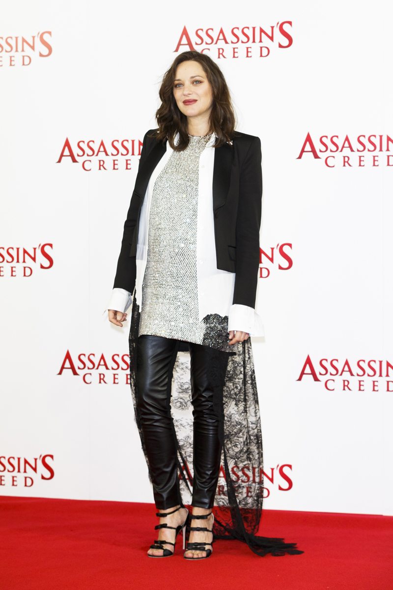How to style your baby bump like a celebrity for the holidays