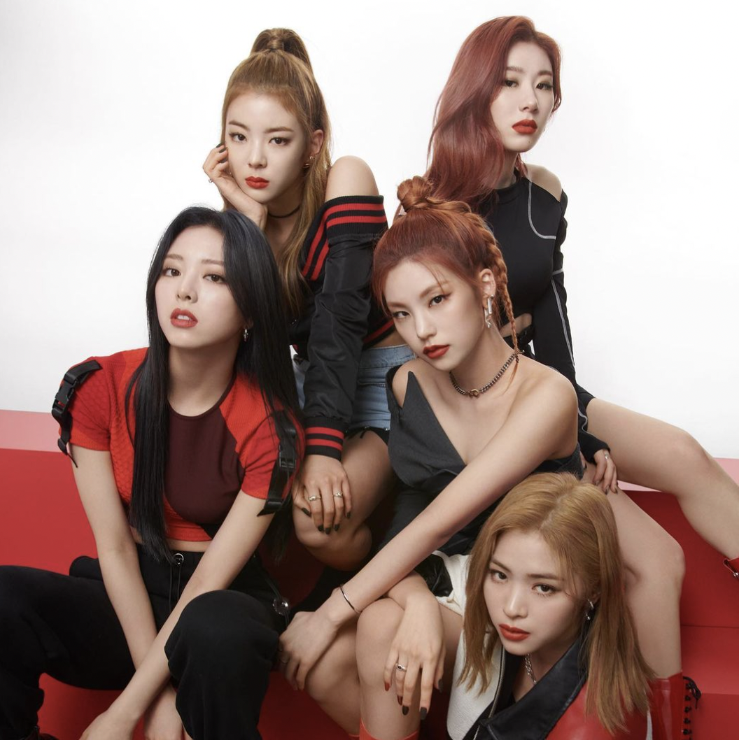 ITZY メイベリン 直筆サイン　MAYBELLINE autograph Maybelline ITZY Spokesmodels, a Hello Kitty Collab + More Beauty