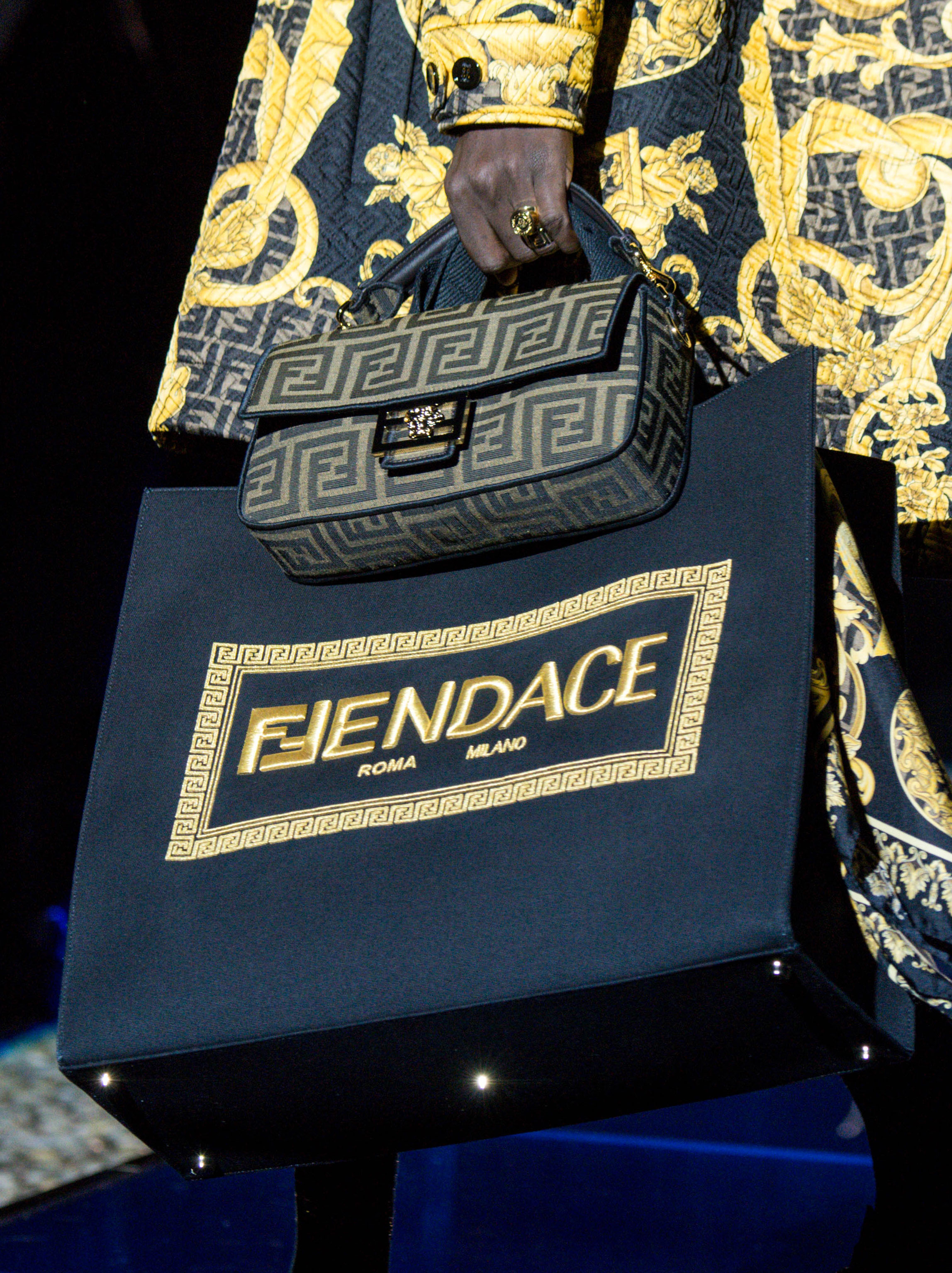 FENDI×VERSACE　FENDACE　コラボ　ワンピース　ハイネック　ロゴ FENDI×VERSACEFENDACEコラボワンピースハイネックロゴ