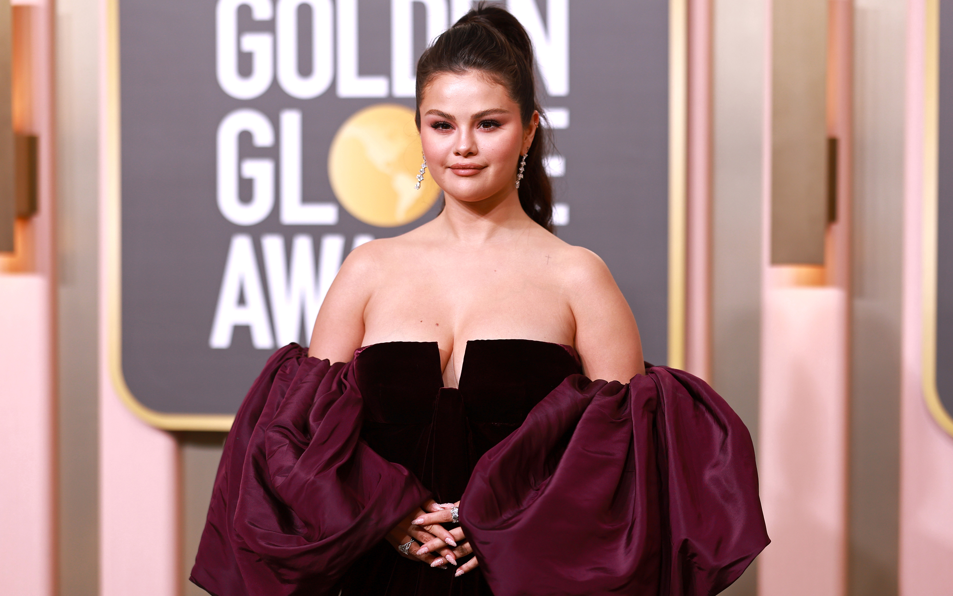 Golden Globes Celeb Nails 2023: Bejewelled Manicures + Metallic Tips -  FASHION Magazine