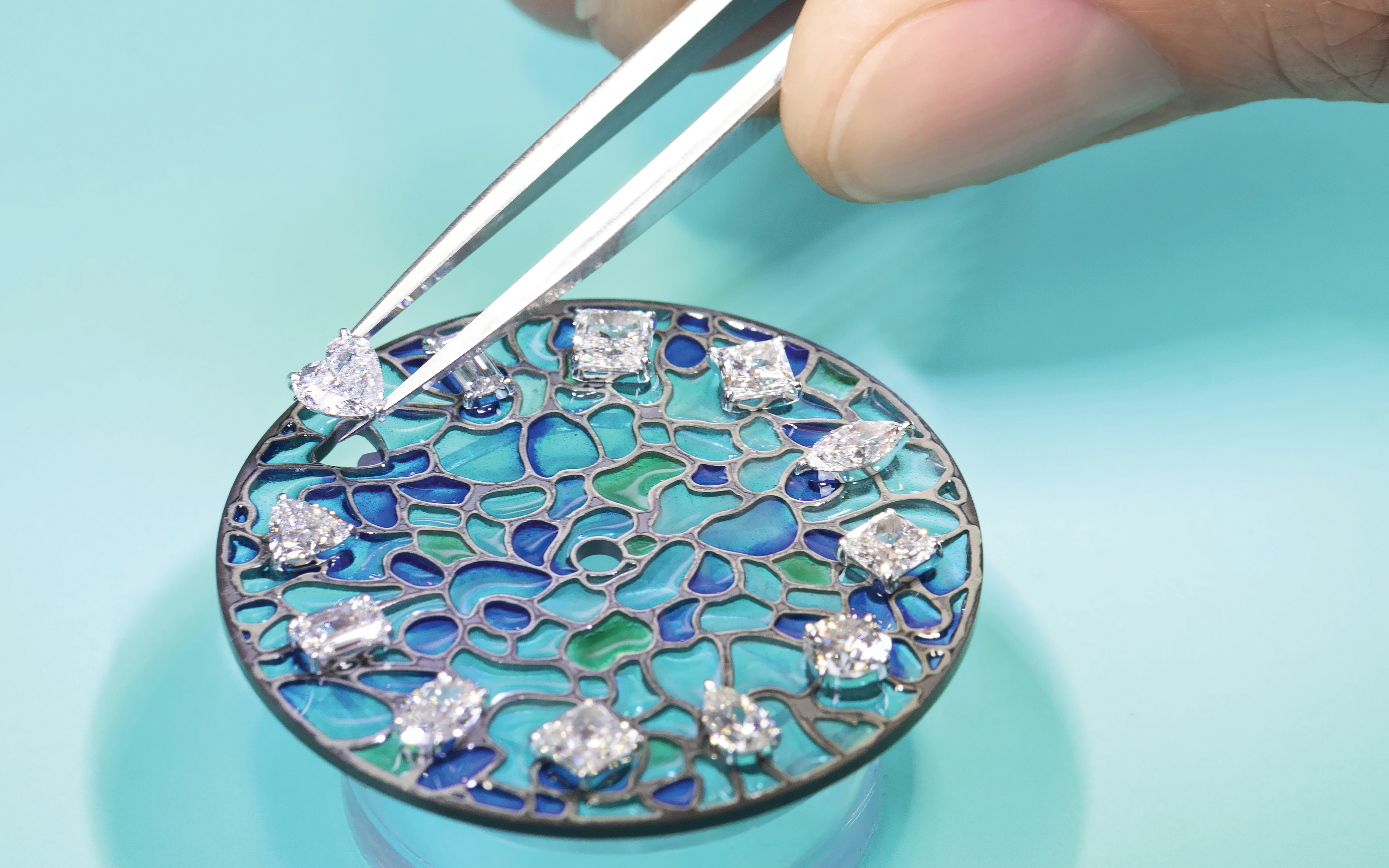 STYLE_TiffanyWatches_03holding