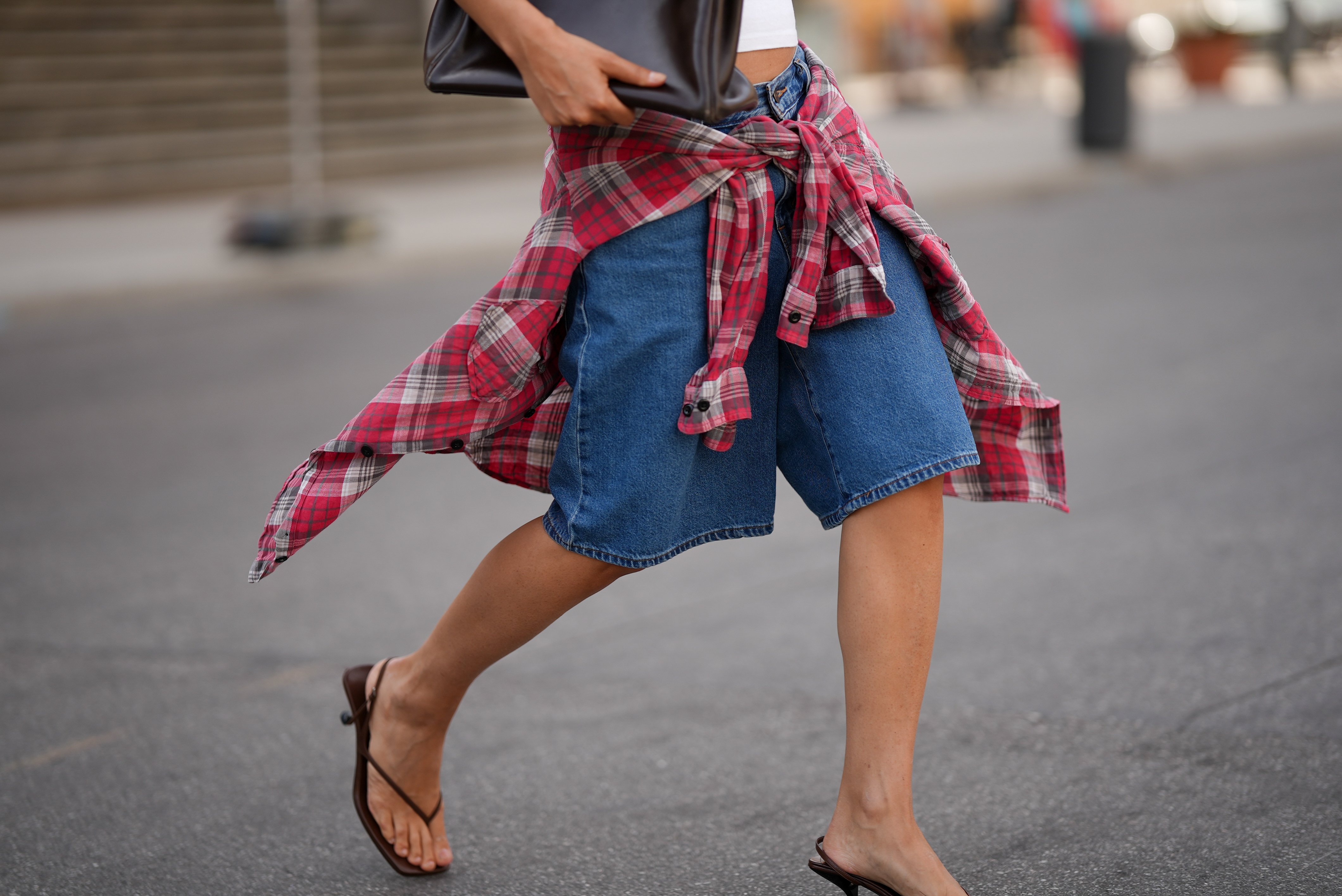how to dress up a flannel shirt women How to Style Flannel Shirts in 2025
